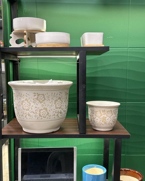 Stacked decorative pots